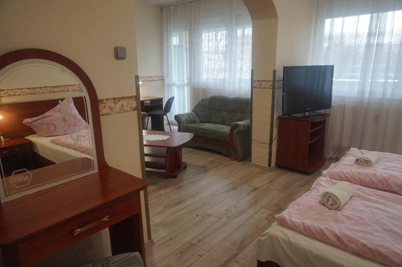 Hotel Ajka Uezlethaz Panzio Ajka Exterior foto