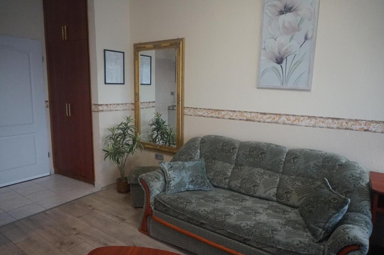 Hotel Ajka Uezlethaz Panzio Ajka Exterior foto