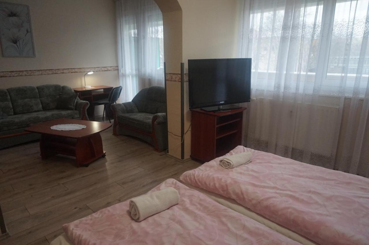 Hotel Ajka Uezlethaz Panzio Ajka Exterior foto