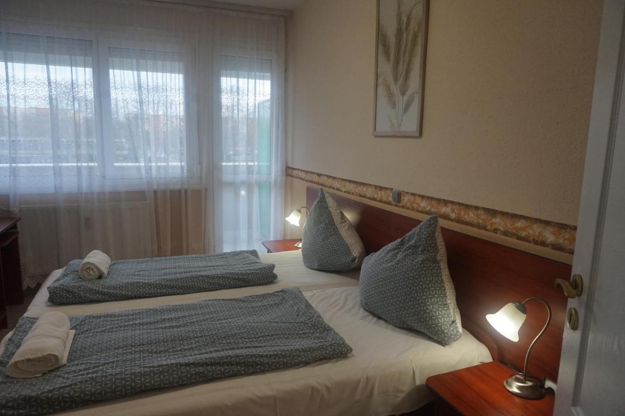 Hotel Ajka Uezlethaz Panzio Ajka Exterior foto
