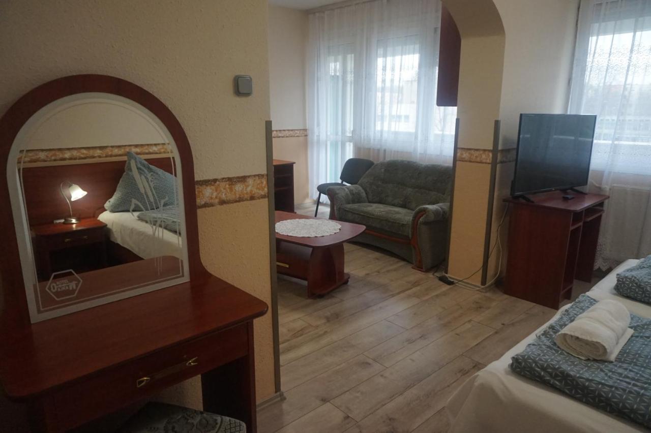 Hotel Ajka Uezlethaz Panzio Ajka Exterior foto