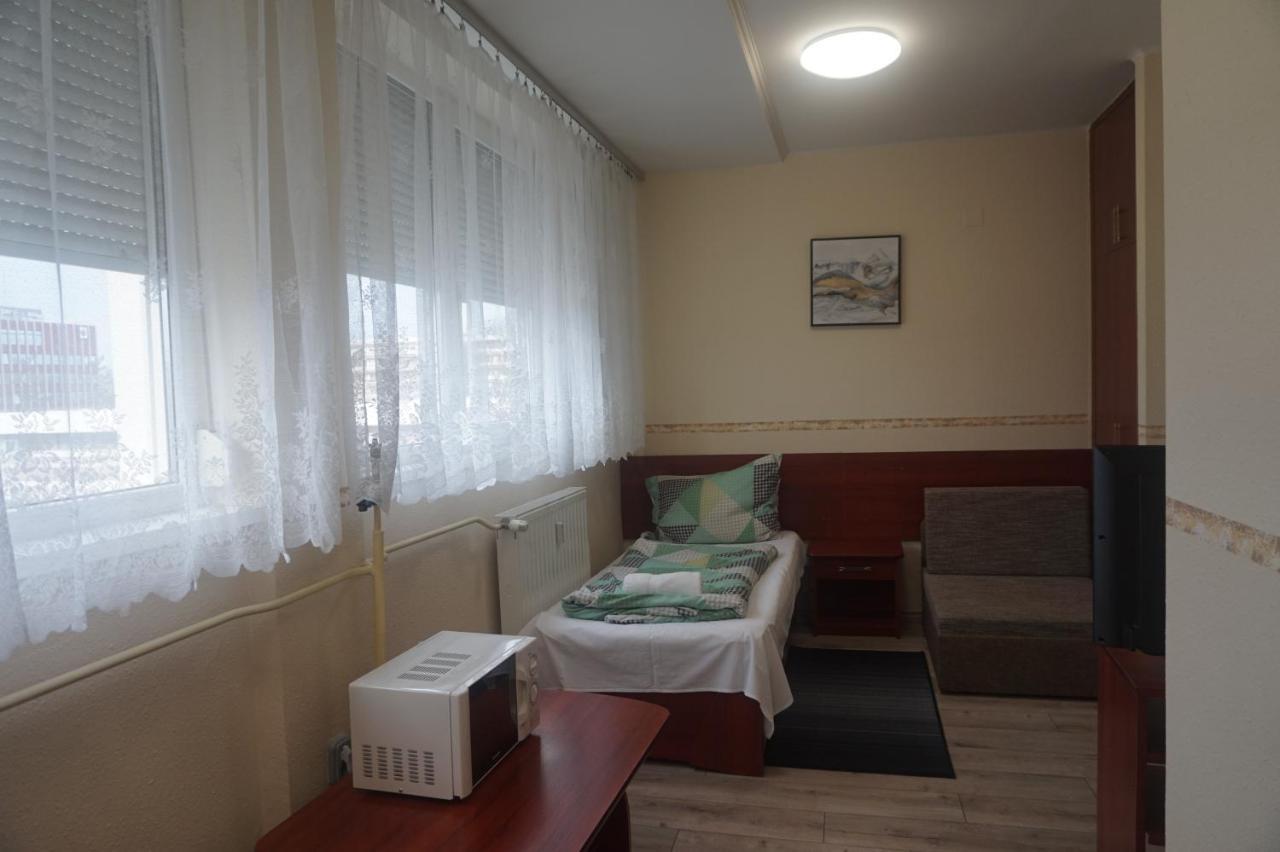 Hotel Ajka Uezlethaz Panzio Ajka Exterior foto