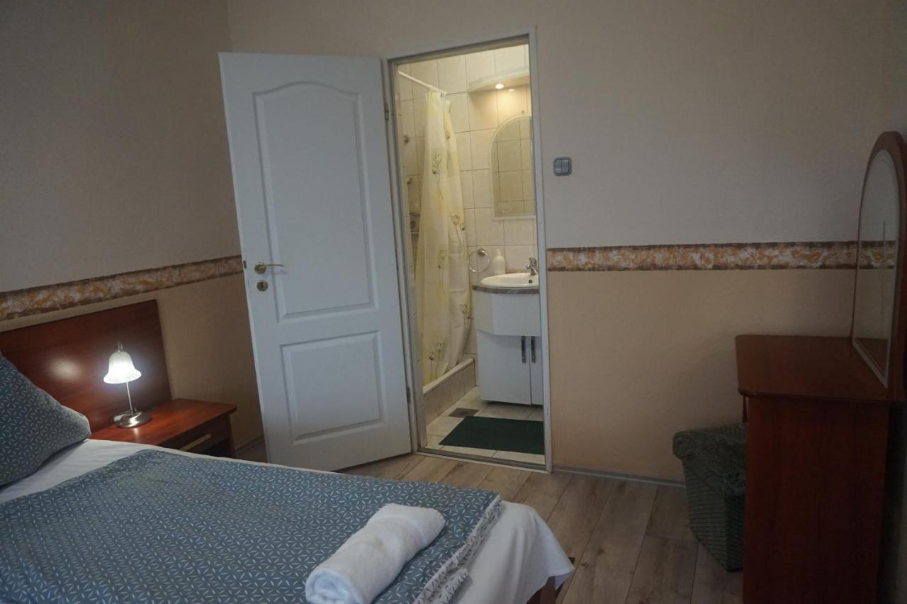 Hotel Ajka Uezlethaz Panzio Ajka Exterior foto
